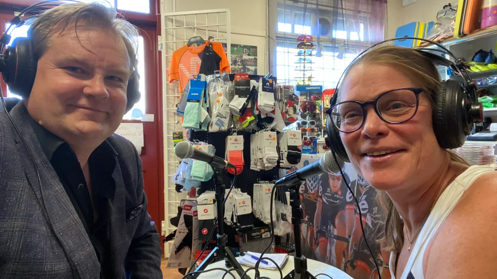 Radiosnack. Lena Söderqvist, tidigare Wahlqvist, gästar Jens Bollius i veckans avsnitt av MVT-sportens podd Sportsnack. Med studion uppbyggd i sportaffären.