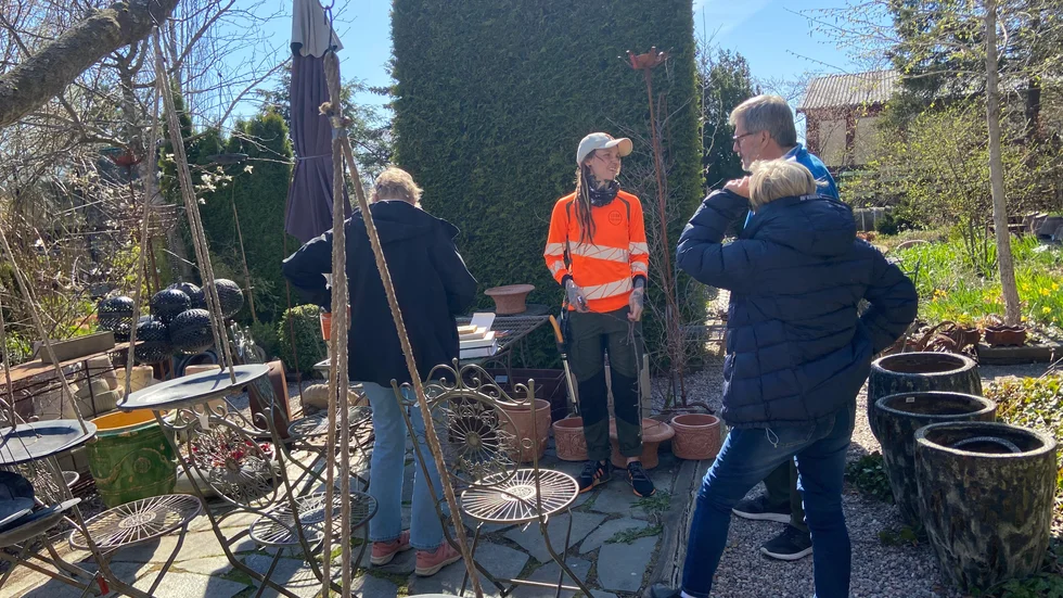 Arboristen Malin Levmo delar med sig av sin kunskap hos Nora trädgård i Vagnhärad.
