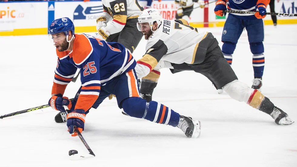 Vegas Alex Pietrangelo, i vit tröja, gjorde en tripping på Edmontons Darnell Nurse. Pietrangelo fick sedan matchstraff för en ful slashing.