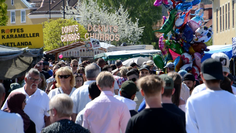 Kise marken lockar mycket folk. Bli inte förvånad om marknaden får runt 10 000 besökare.