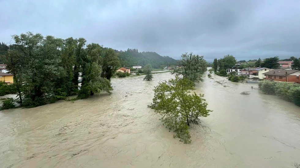 Savio i staden Cesena är en av flera floder som har svämmat över i Italien.