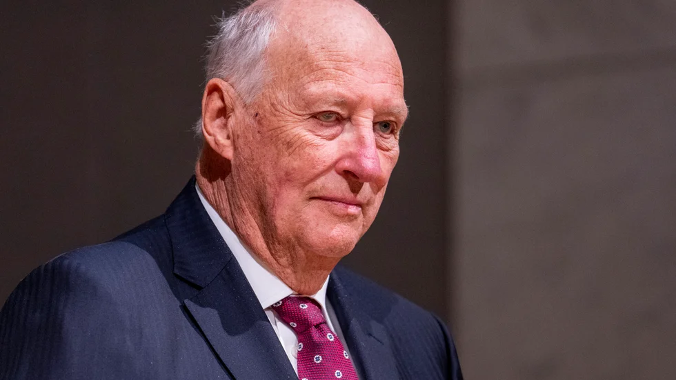 Norges kung Harald delar ut pris för cancerforskning tidigare i år. Arkivbild.