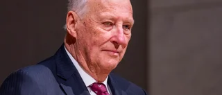 Kung Harald blir kvar på sjukhuset