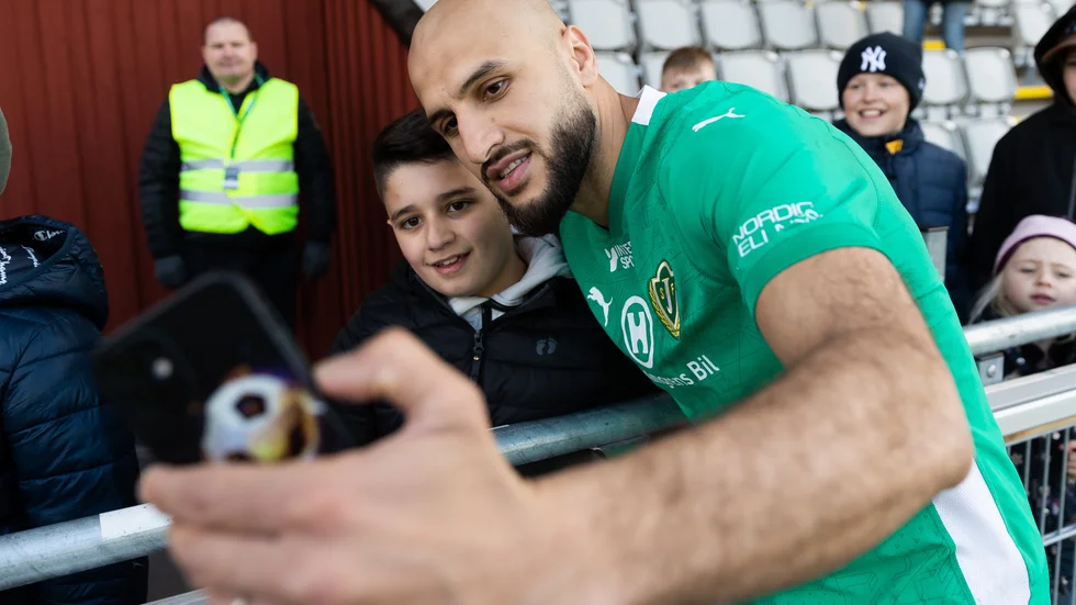 Jönköpings Södras Pashang Abdulla tar bilder med supportrar 