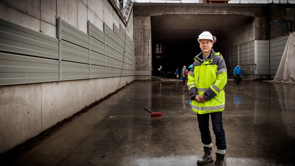 Bullerskydd har monterats på murarna vid tunnelmynningarna. Ove Näslund, biträdande projektledare för hela bygget, visade.