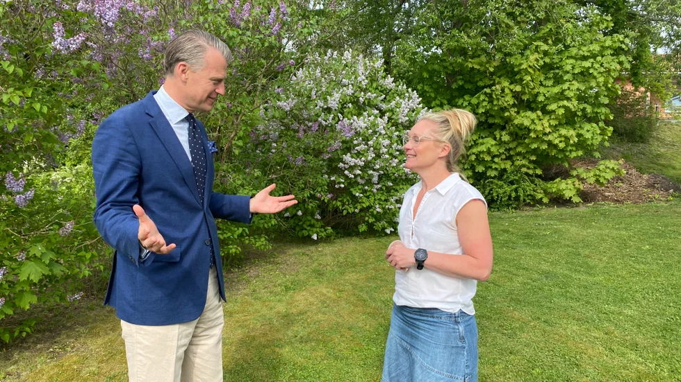 Kyrkoherde Pär Österlund och Ulrika Schüler, tilltänkt rektor för nya förskolan, i samspråk om kommande satsningen.