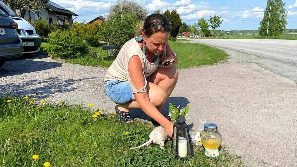 Therése Lindgren tänder ett ljus vid vägkanten till minne av hunden Kazoo.