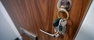 Regeringen borde svälja sin stolthet