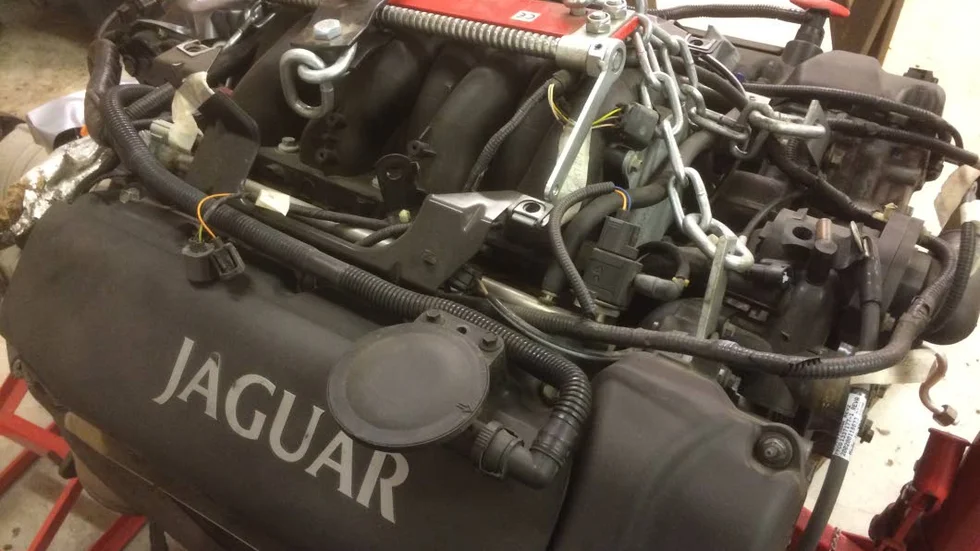Motorn är en 4,2 liters sugmotor på 285 hk som har suttit i en Jaguar av 2003 års modell..