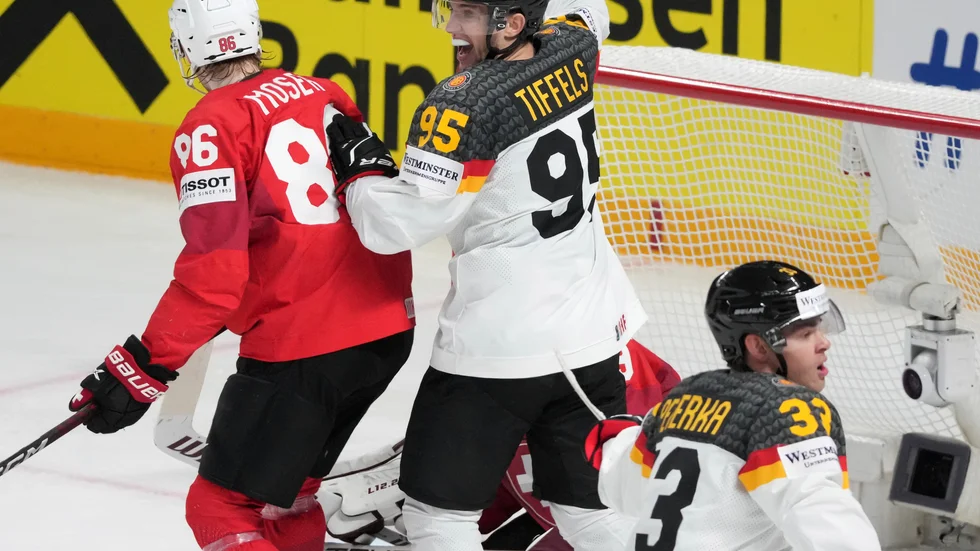 John Peterka, till höger, och Frederik Tiffels i Tyskland firar efter 2–1-målet i segermatchen över USA.