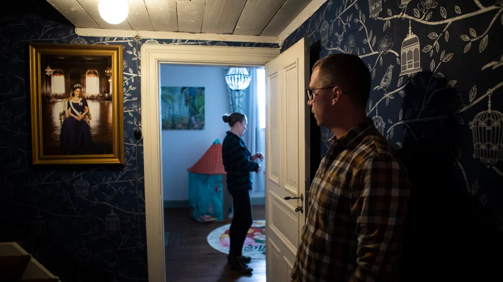 Porträttet på Kronprinsessan som Helena fick i födelsedagspresent ett år sitter uppe i utrymmet mellan vindsdörrarna och pysselrummet.