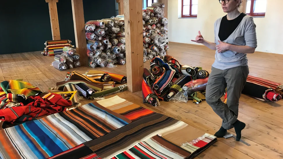 Finska konstnären Elina Juopperi bygger skulpturen "Heritage" med hundratals handvävda ranor. En av hennes installationer på länskonsthallen Havremagasinet.