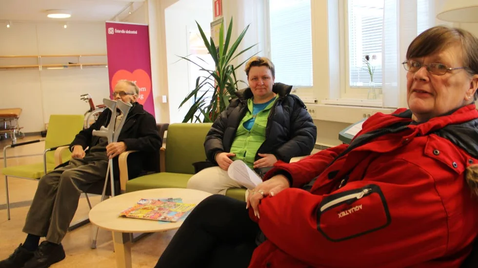 Delad syn. Pernilla och Yvonne Renfjord vill vara kvar i provisoriska byggnaderna medan Mats Wiktorsson nog vill vänta och se först hur det ser ut på det gamla stället.