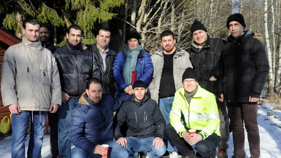 Avslutning. På tisdagen avslutades Arbetsförmedlingens och Skogsstyrelsens etableringsprojekt med korv och kaffe intill Dalälven. Stående från vänster: Abduljabbar Khervallah, Mohammed Osman, Bashar Horani, Said Tukaj, Kajsa Häringe Frisberg (projektledare), Mohammed Alabtah, Fouad Abdul-Fattah (lagbas) och Mammdoh Hamo. Sittande från vänster: Sameer Abtah, Faisal Asalem och Torbjörn Fredin (arbetsledare).