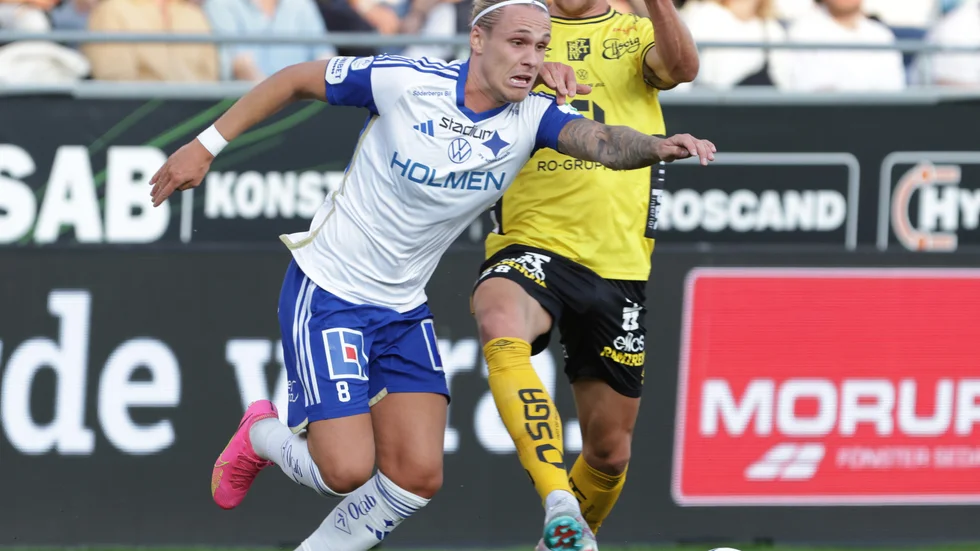 Norrköpings Arnór Sigurdsson och Elfsborgs Noah Söderberg i duell under det allsvenska toppmötet.