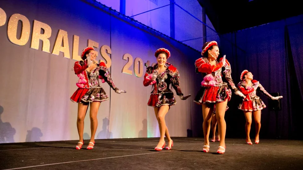 Publiken visslar på kvinnorna i kategorin feminino. Alla dansare ska bära hatt. Kvinnorna ska också ha tullmas, långa flätor.