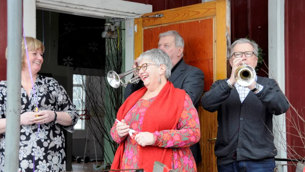Fanfar för Mötesplatsen. Eva Stibe (till höger) och Ulrika Andersson har arbetat stenhårt för att få till mötesplatsen i Marma. På torsdagen var det invigning med fanfar och allt.