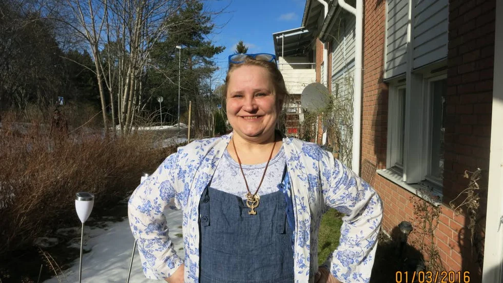 Clownkonster. Under en tid var Ella Sarkkinen en av få kvinnliga clowner i Sverige. Hon har gjort runt 500 föreställningar och då har hon fått ”skrattat alla de skratt hon inte fick göra som barn.
