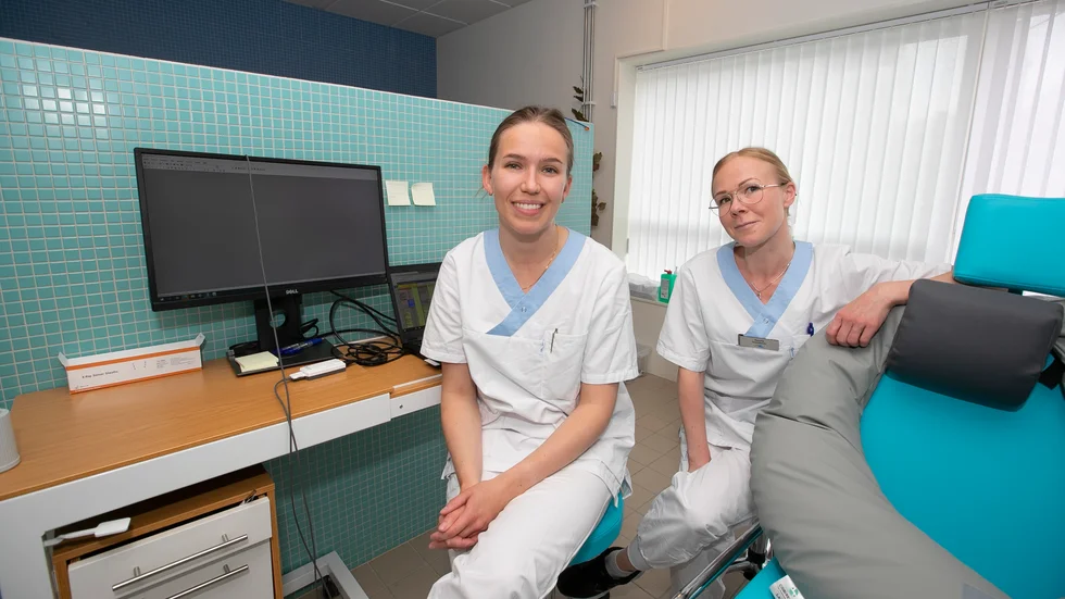 Tandläkare Anna Näsström och tandsköterska Sandra Greus tycker att arbetet på Bergvikens vård- och omsorgsboende har flutit på mycket bra under de snart tre veckor som det har pågått.  