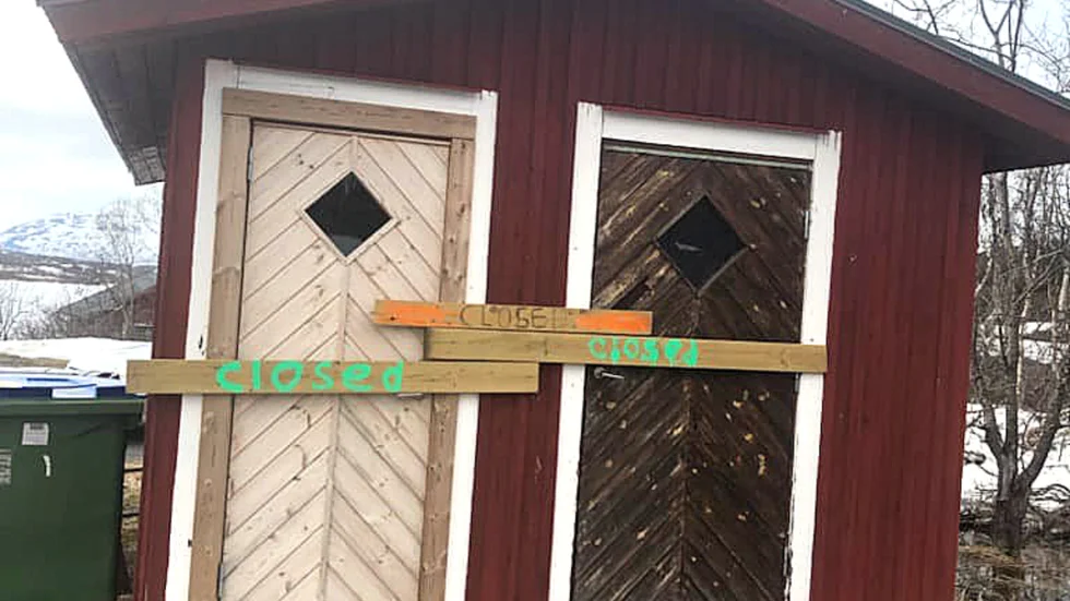 Toaletterna i Tornehamn har varit avstängda sedan i höstas och fört med sig att besökare i nöd gör sina behov i naturen.