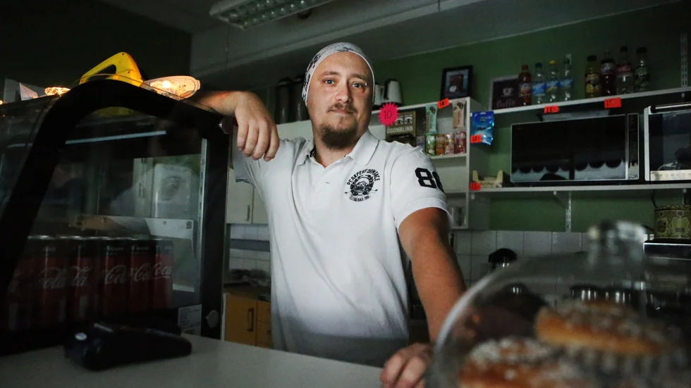 Mattias Olsson drar i spakarna bakom disken, vid halv åtta är han på plats varje morgon och förbereder mackor. 
