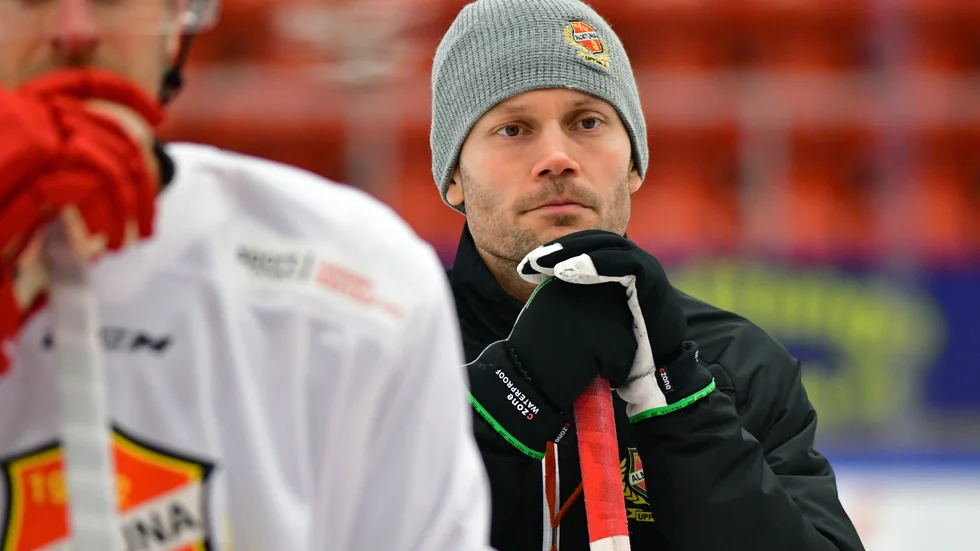 Tränaren Martin Gudmundsson är en av få som är kvar från fjolårssäsongen i Almtuna. Han ger godkänt till lagets start på denna säsong.