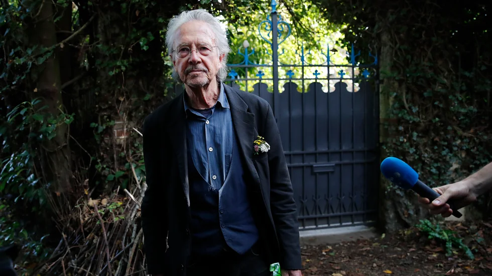 En hel värld har upprörts av att Nobelpriset i litteratur gått till Peter Handke, skriver Krister Gustavsson.