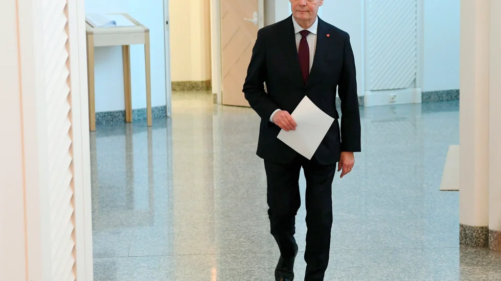 Antti Rinne på väg till president Sauli Niinistö med sin avskedsansökan.