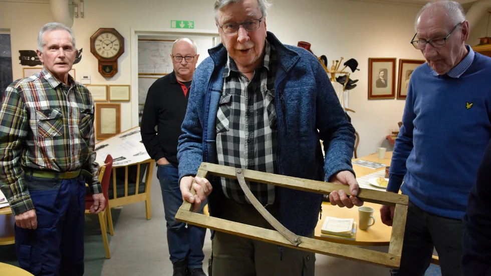Roland Sandström visar upp det okända föremålet, som ursprungligen kommer från gården Lars-Pers i Rutvik.