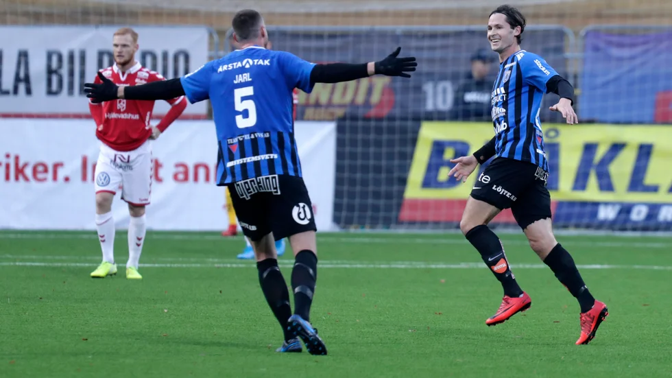 Philip Haglund behövde inte många minuter på planen innan han nickade in 1-0. Här gratuleras han av Daniel Jarl.