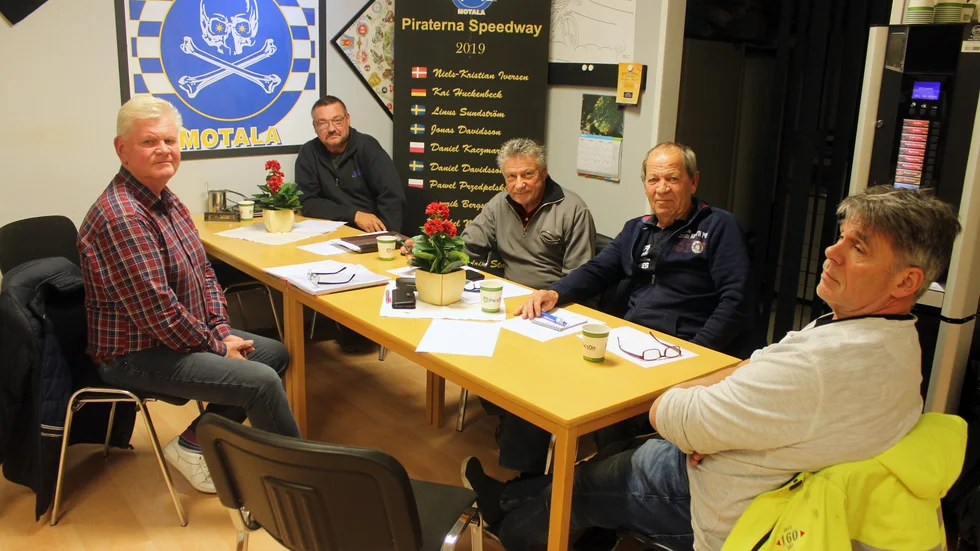 Thomas Wahlström, Benny Wickström, Sven Gustafsson, Ulf Gunnarsson och Yngve Rylander från Piraternas styrelse blåser till strid mot kommunen. "En kommunal anläggning kan inte drivas med ideella krafter", säger de.