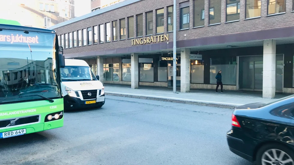 Tingsrätten friar en man i 20-årsåldern som åtalats för rattfylleri och ringa narkotikabrott.