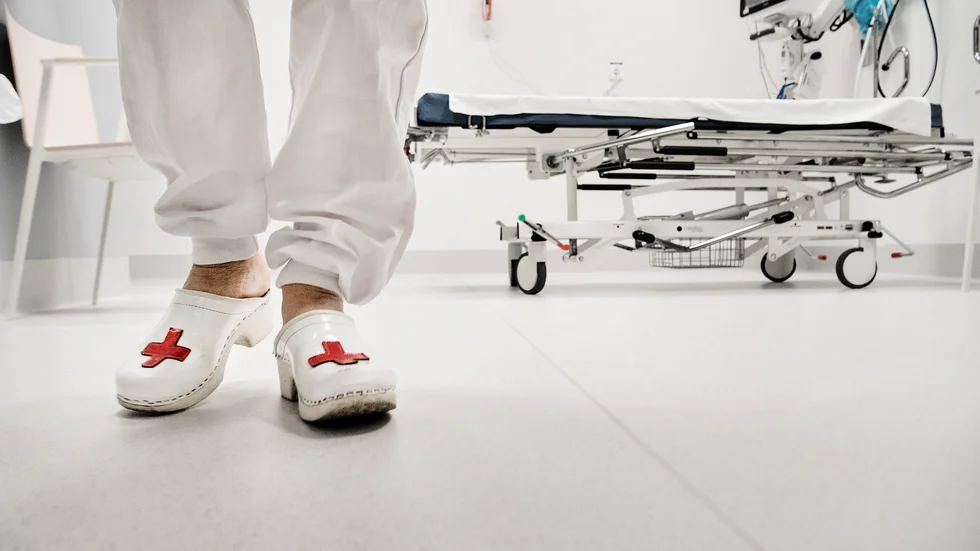Insändarskribenten menar att  investeringarna i våra sjukhus ger en bättre arbetsmiljö vilket torde öka viljan för vårdpersonal att söka sig till regionen. 