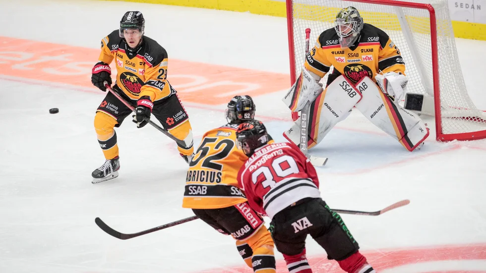 Tre kronor håller koll på Luleå Hockeys Erik Gustafsson.