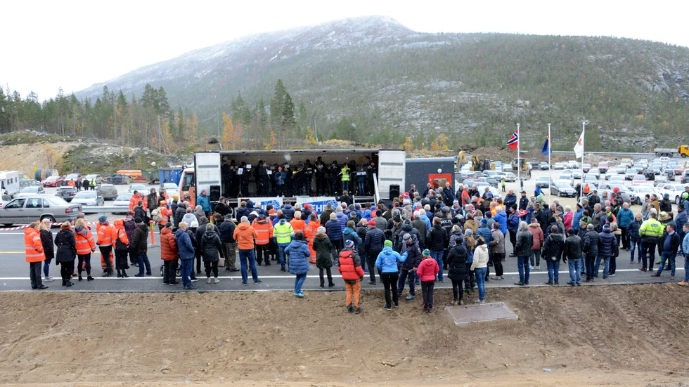 Omkring 200 personer slöt upp på torsdagen för att delta i tunnelinvigningen. 
