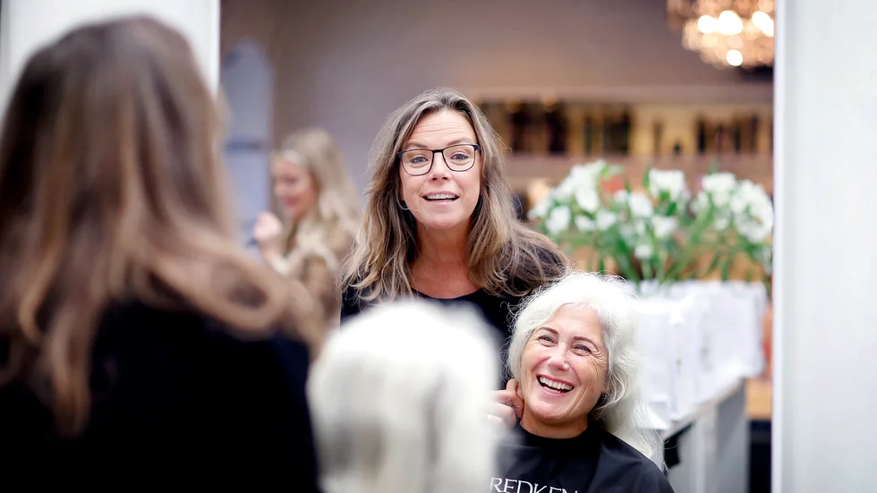 Susanne Lindgren och Hallberts salong har fått Lotta Fowlers förtroende sedan hon var i 18-årsåldern. "Jag litar på henne".
