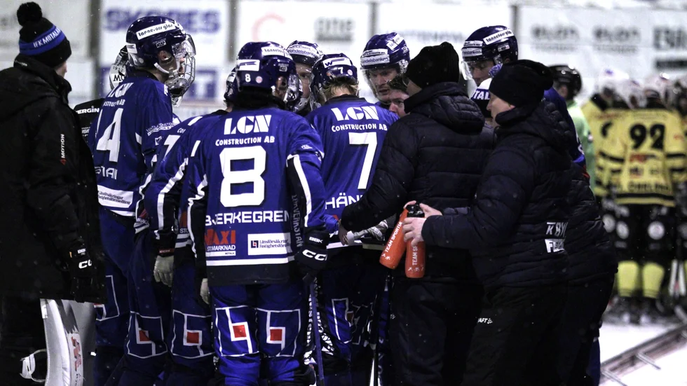 IFK Motalas tränare Simon Hansson dirigerar laget under den tidiga timeouten som Broberg tog. Vem var egentligen bäst i matchen i IFK? Ta chansen att rösta på MVT.se.