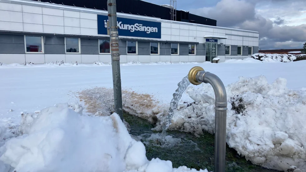 Det kommer vatten ur en vattenpost på Skarphäll.