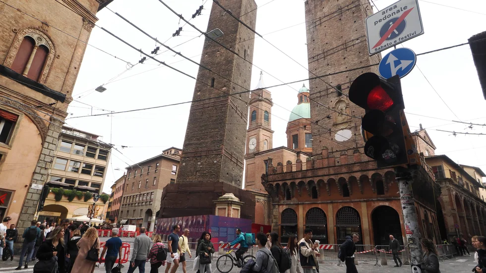 Bologna har spärrat av det medeltida tornet Garisenda.