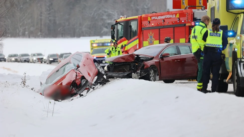 En person har förts till sjukhus. Skadeläge är okänt.