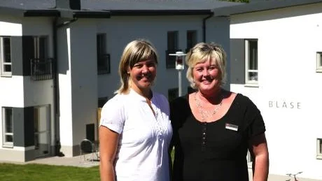 Leder. Hotellchefen Jennie Hägerstrand, till vänster, och Gotlandsresor vd Carina Hammander skiner ikapp med solen framför det nya hotellet.
Foto: Robert Gahnfelt