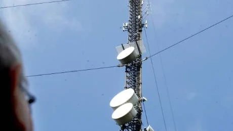 Störningar. Atmosfäriska störningar tros vara orsaken till att signalerna inte når fram till Follingbomasten. Nu har Teracom tillfälligt säkrat sändningarna med fiberkabel.Foto: Henrik Radhe