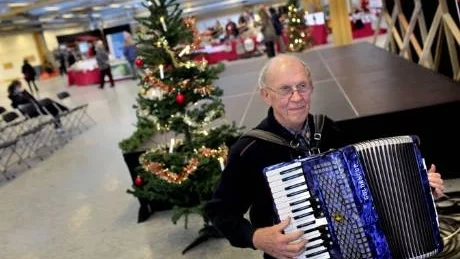 MUSIK TILL JUL. Erling Lindvall, Väte underhöll på julmarknadens första dag. Han tänkte spela sig igenom alfabetet.