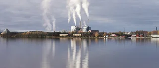 Dagens läsarbild: Fabriken speglas i vattnet