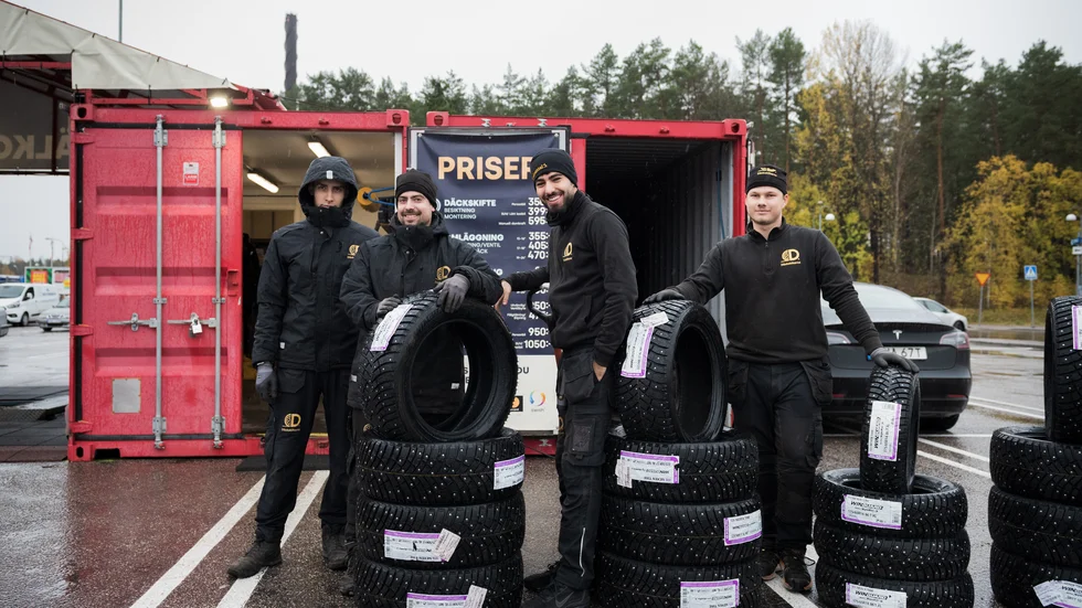 Däckskiftarna har ett team som skiftar mellan deras olika stationer runtom i Sverige. På bild syns Edwin, Arthur, Simon och Janis. 