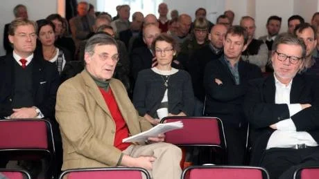 Bistra miner. Här ses bland andra Gotlandsbolagets Jan-Eric Nilsson, Lollo Sturén, Produkt Gotland och konsulten och färjedebattören Nils Nordenbrink. (Deras kommentarer, se nästa uppslag)foto: rolf jönsson