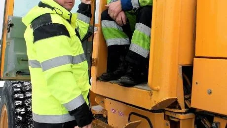 Snöbekämpning. Anders Juhlin på tekniska förvaltningen dirigerar maskinerna, Rolle Bergman och hans kolleger ser till att snön flyttas på, och att gator och gångstråk blir fria från snö. Hittills har vintern erbjudit många tillfällen till jobb.