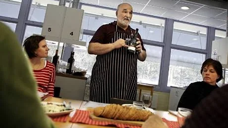 Vinexpert. Alexandra Zazzis pappa Ian säger att dottern är bättre i köket, men att han kan viner bättre.