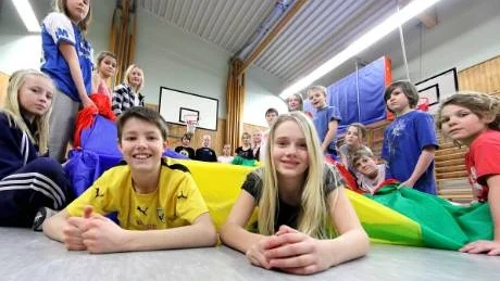 Uppbackning. Hela klassen backar upp Filip Söderdahl och Fia Bergström inför dagens drabbning.