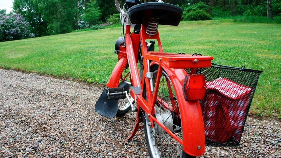 Mopeddetaljer. En Solex Knallert med tillhörande picknickkorg.